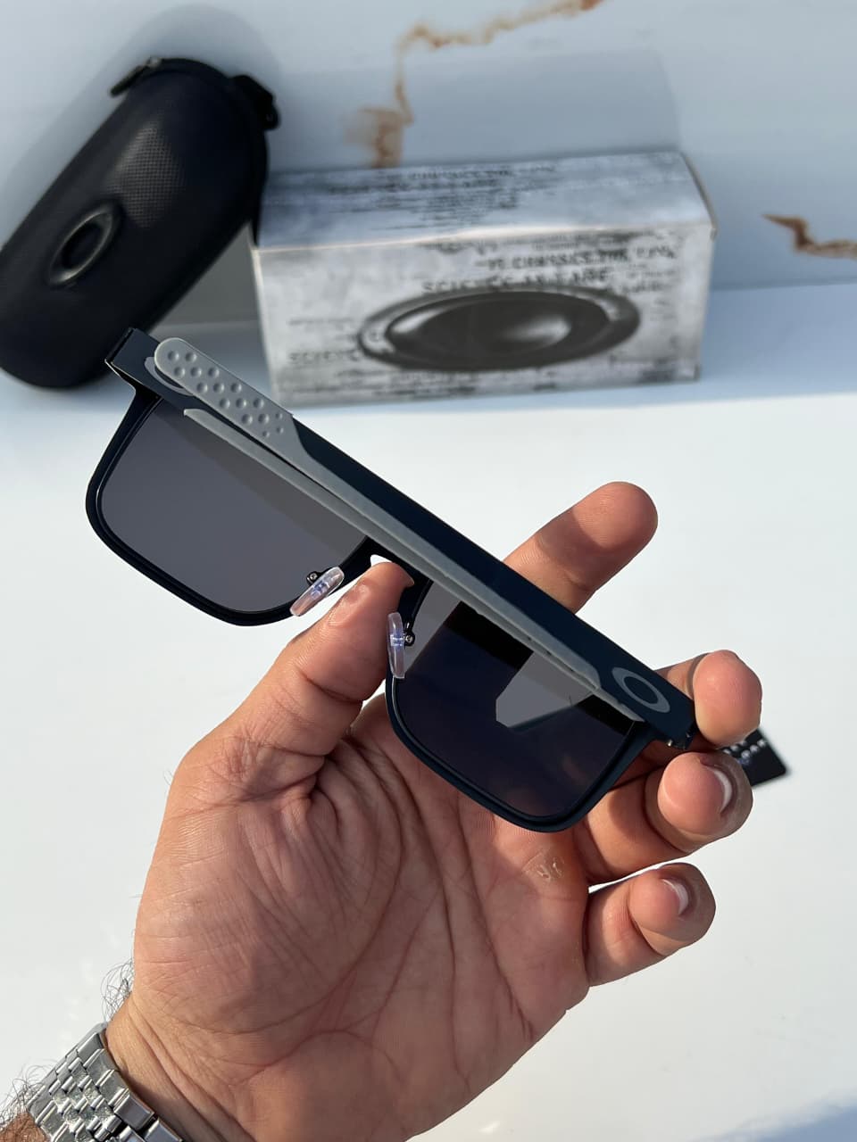 Oakl_ey 1701 black