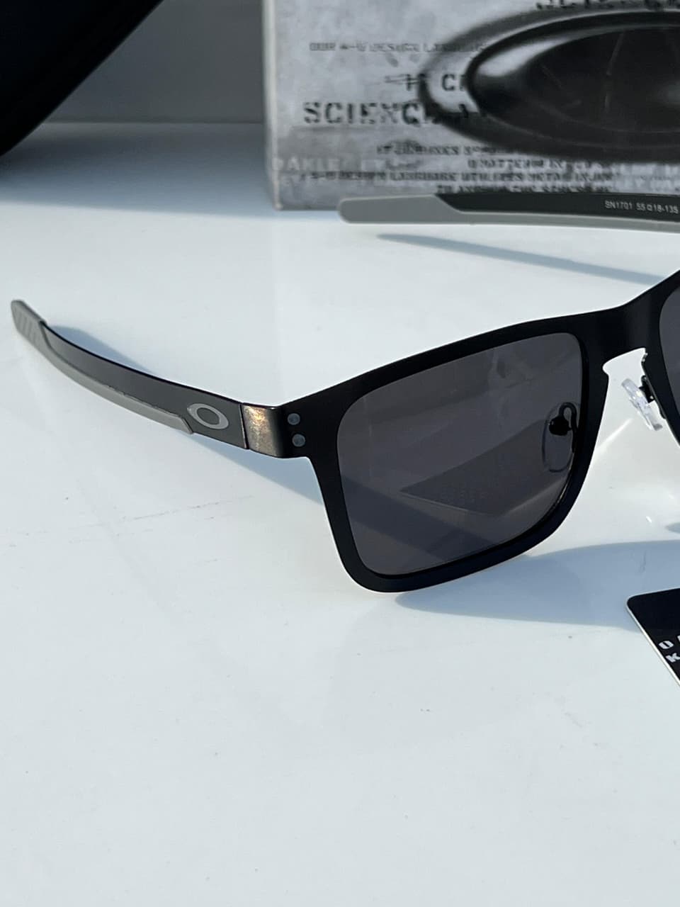 Oakl_ey 1701 black