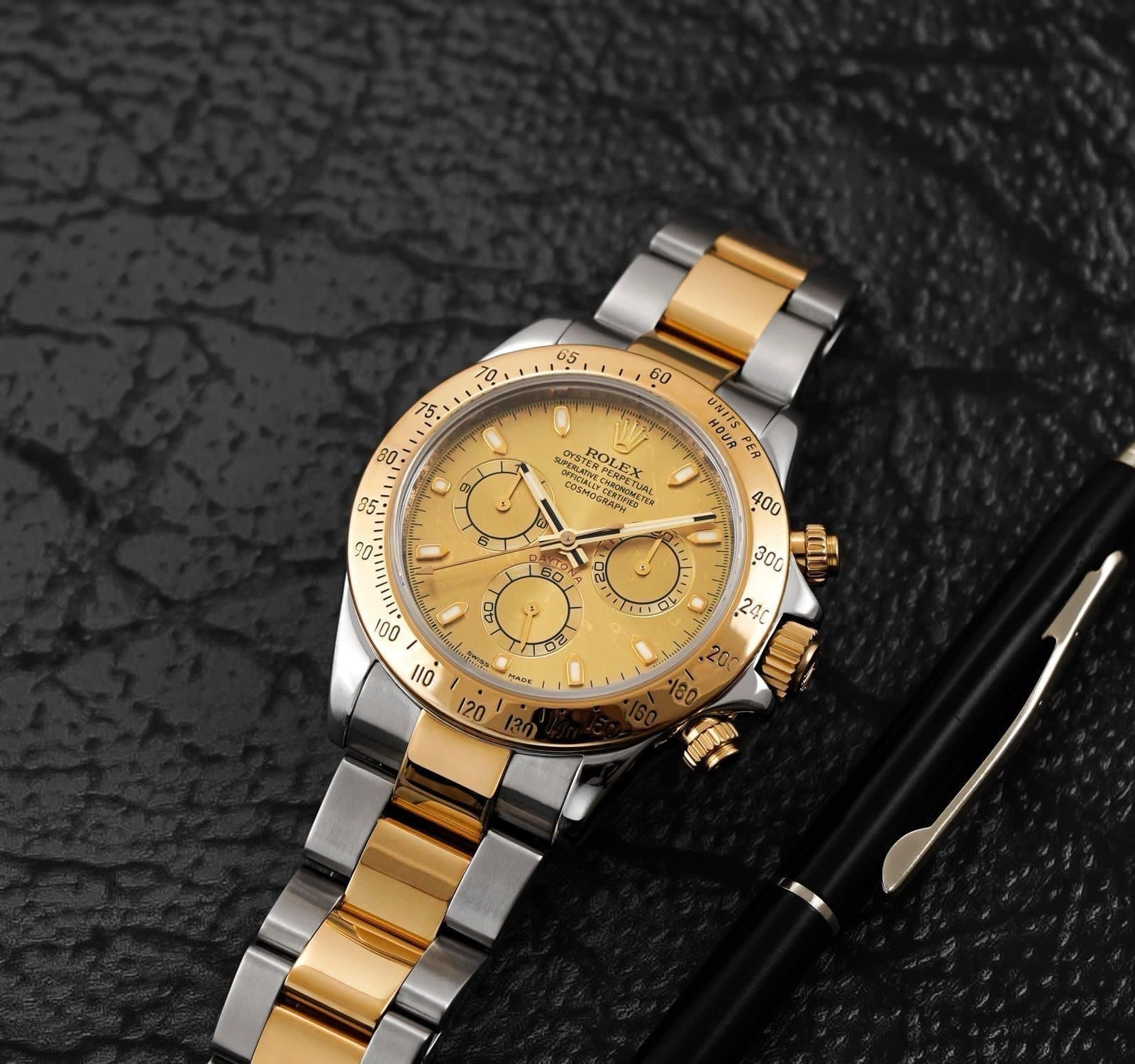 Luxury Branded Watch (Golden)