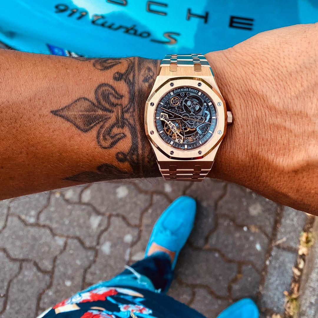 Luxury Branded Watch (King Ko*Li Using it )