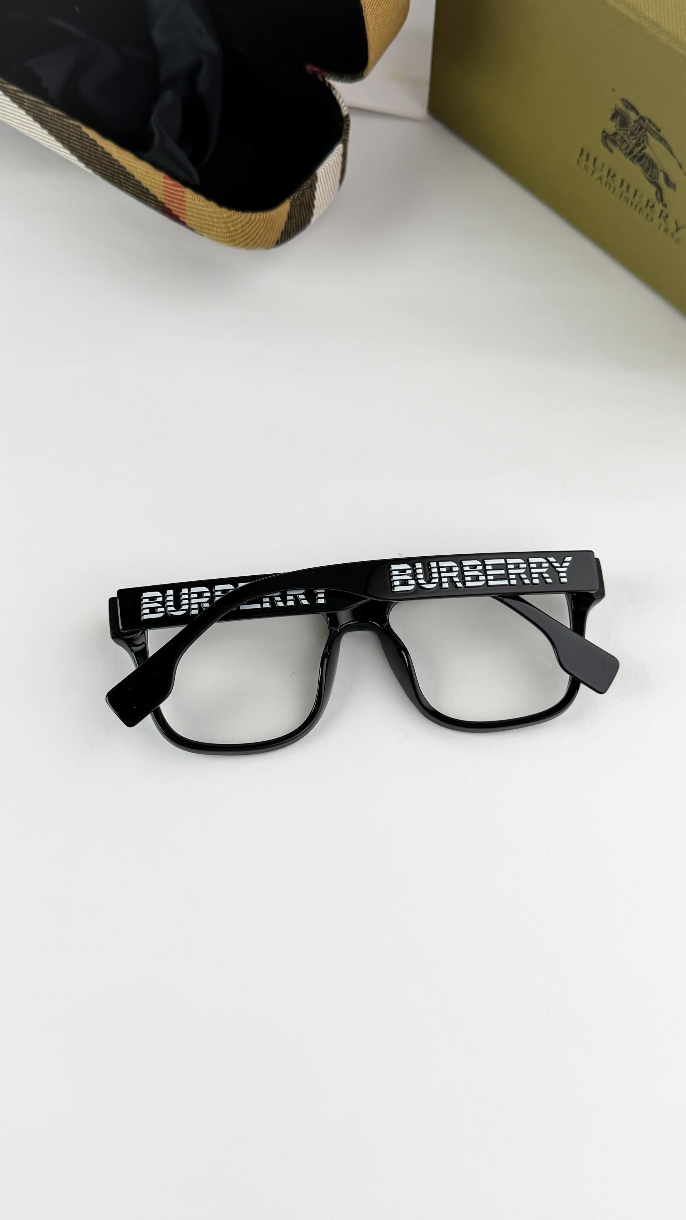 BUR_BERRY BLACK PLANO 4358 Sunglass