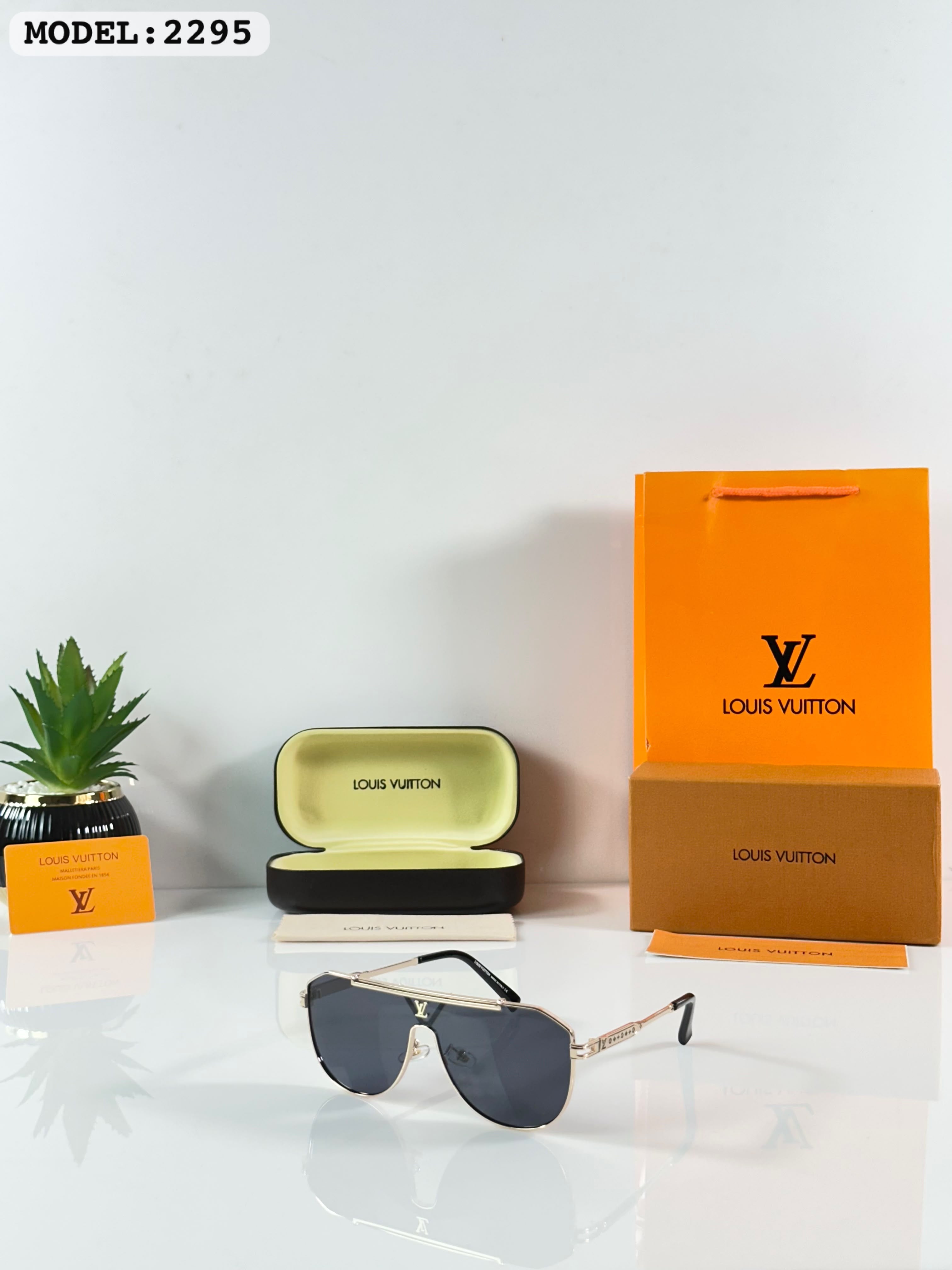 LOUI)S VUIT_TON 2295 GOLD BLACK